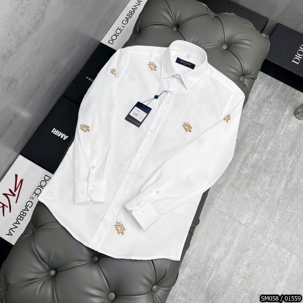 LV คุณภาพสูง เลเวล เสื้อเชิ้ตผู้ชายสีขาวปักโลโก้สีทองและสีขาว ใหม่2025