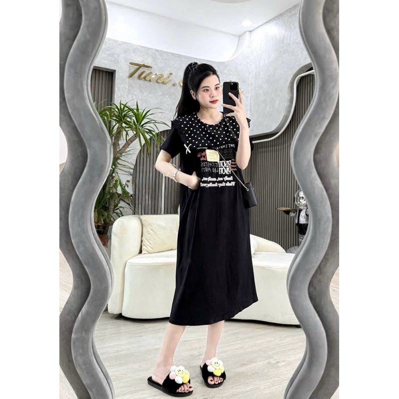 เดรสทรงตรง - เดรสยางยืดคอกลมลายจุดสีดําและลําตัวผ้าคอตตอนยืดแฟชั่น