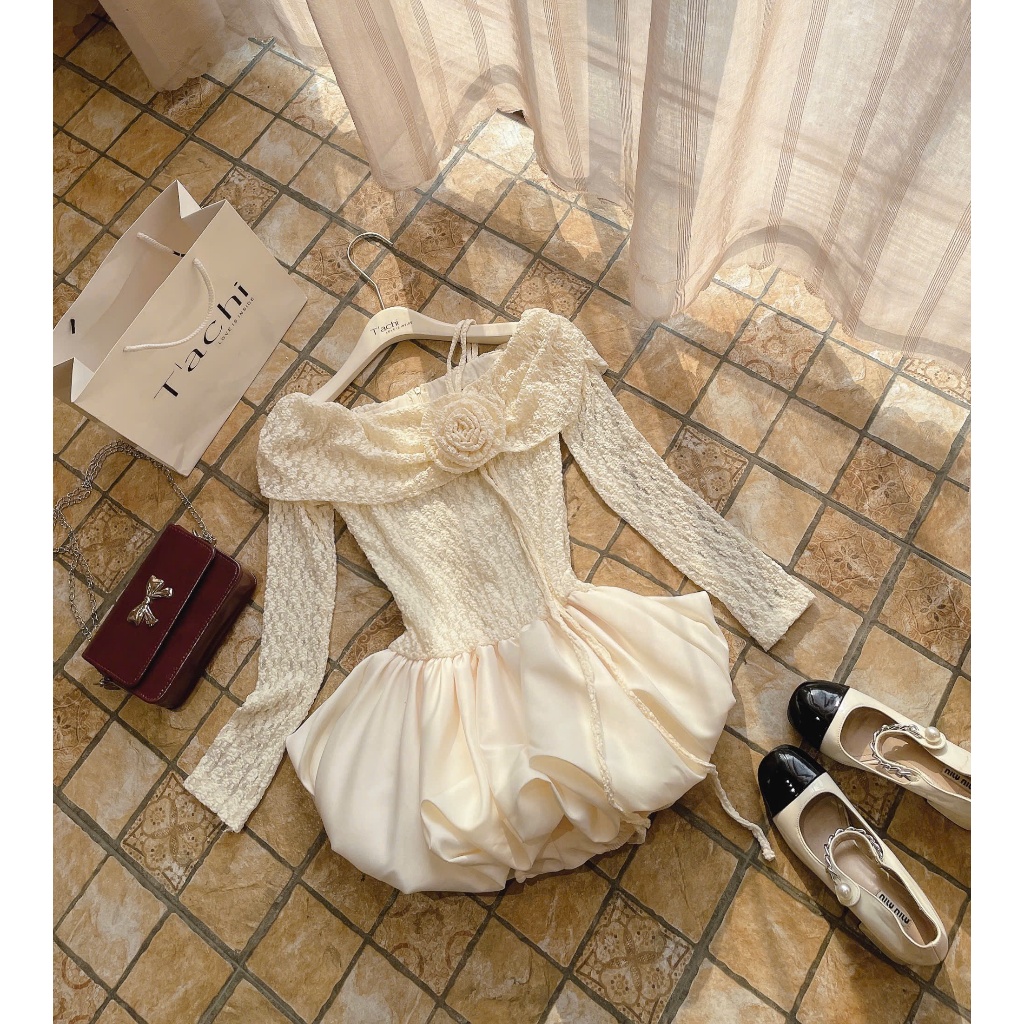 。 . ชุดไหล่แบนพร้อมดอกไม้ลูกไม้ - THE SKY IS SO PRETTY UP DOWN ALWAYS A Joy of Express MEOINDAHOUSE