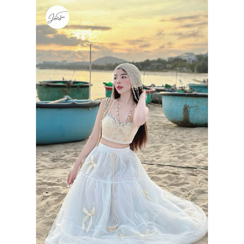 SA Set เสื้อครอปสายเดี่ยวลายดอกไม้ประดับเลื่อม + กระโปรงตาข่ายบานแม็กซี่โบว์ -Jolie Store