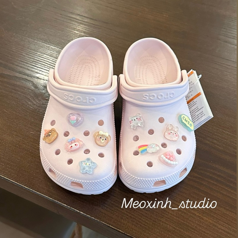MEOXINHSTUDIO [ภาพถ่ายจริง] [มีจําหน่าย] / Crocs Classic Pastel Pink Sandals With Cute Charm (Form Large Back 1 Size)