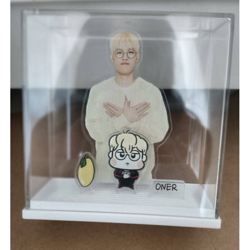 Laneige oner standee set พร้อมกล่องตามภาพ ( Laneige x t1 Oner official) สุดดี