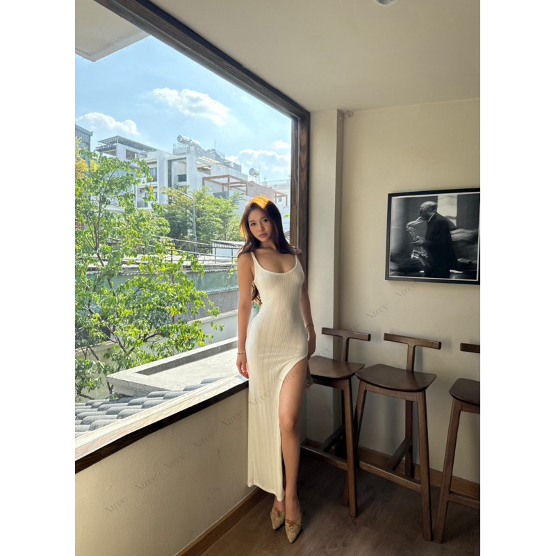 เดรสยาวสองสายสีขาวข้าวผ่าสูง