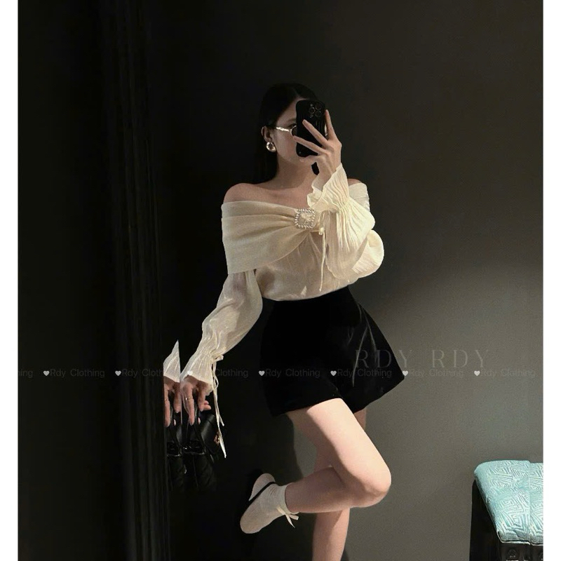 N91 เซทเสื้อไหมปาดไหล่กับกางเกงกํามะหยี่สุดหรู