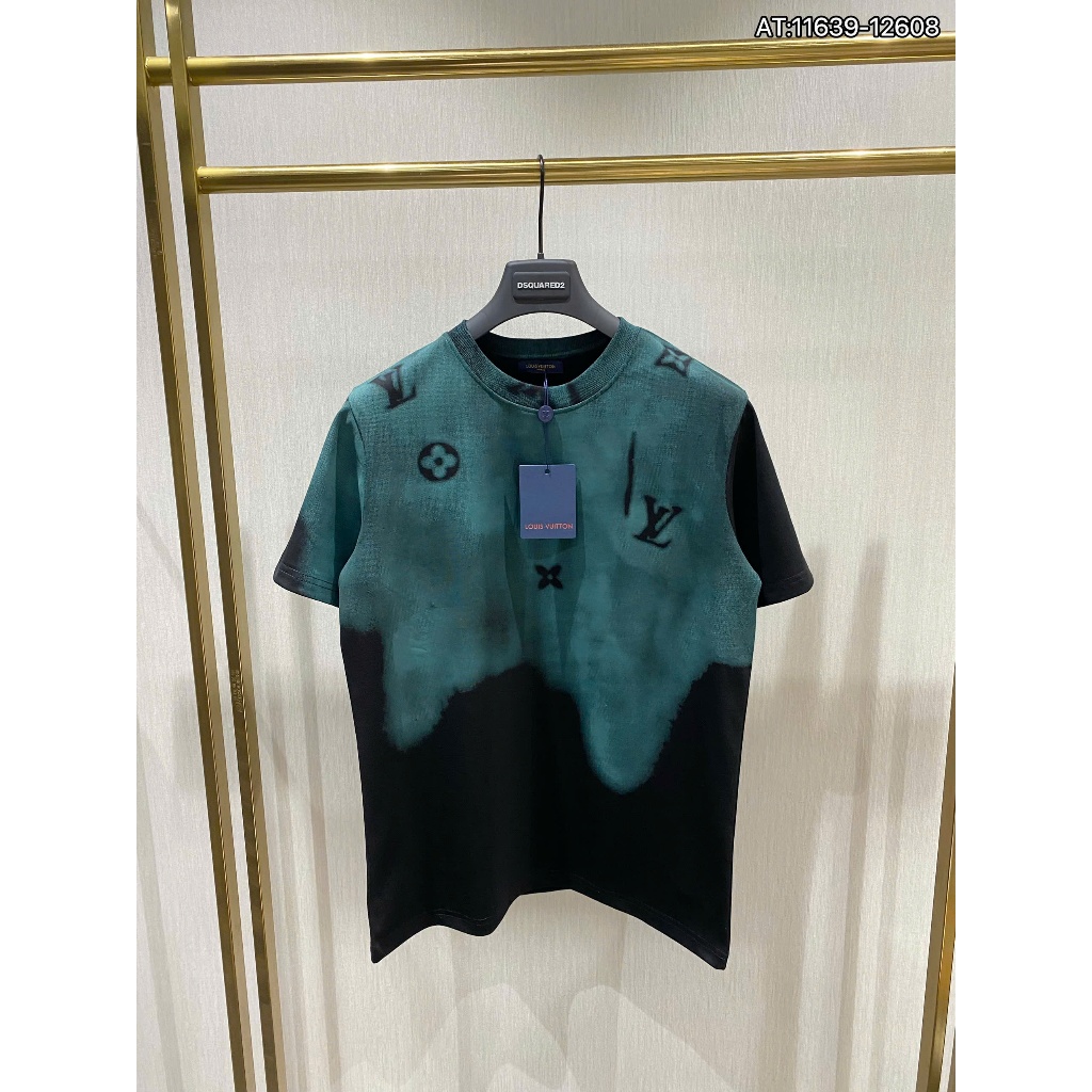 LV เสื้อยืดผู้ชาย เลเวล คุณภาพสูงทําจากผ้าฝ้ายลายสีฟ้าและพื้นโลโก้ร้อน2025