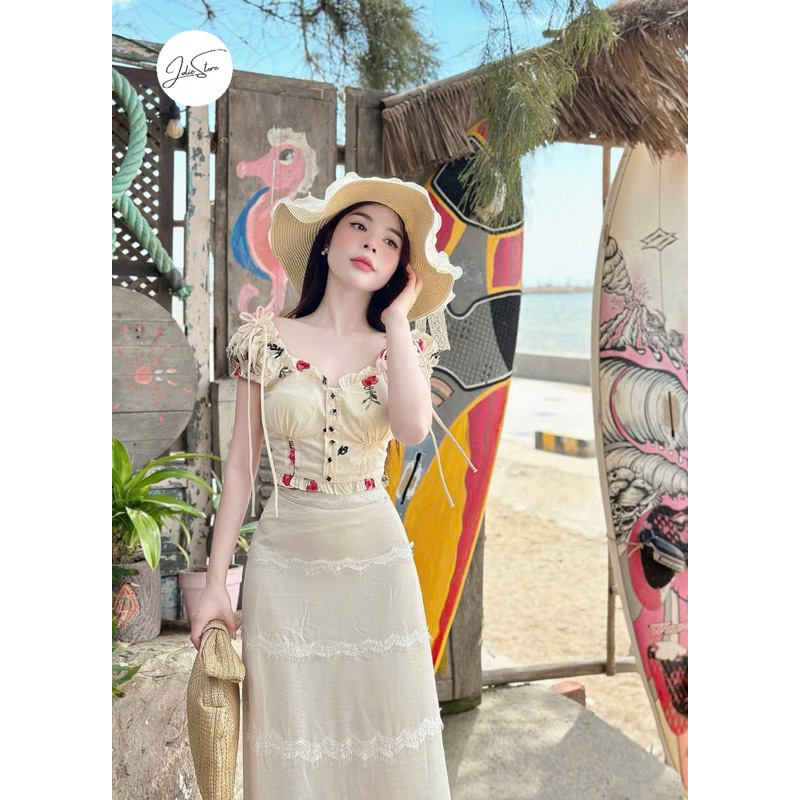 Set ออกแบบเสื้อลายดอกไม้ติดกระดุมและแขนพัฟ + กระโปรงมิดิลูกไม้ -Jolie Store