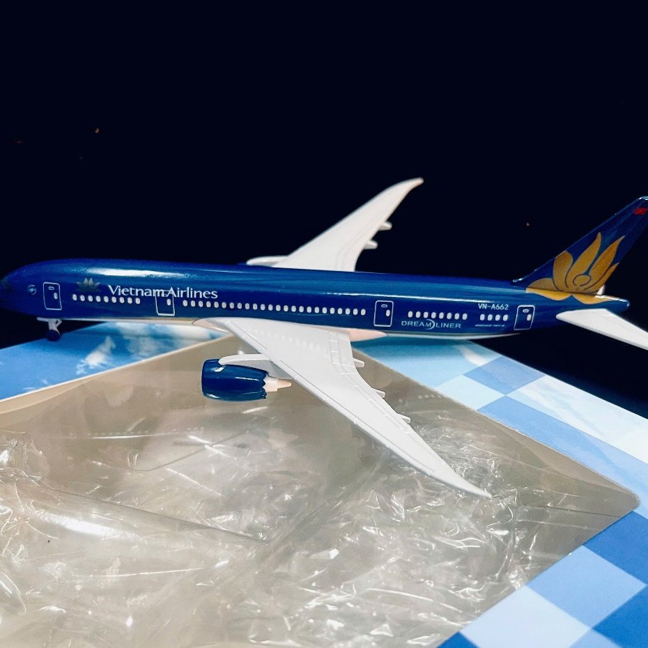 BOEING 787-8 DREAMLINER NATIONAL AIRCRAFT MODEL 1:400 20CM SCALE