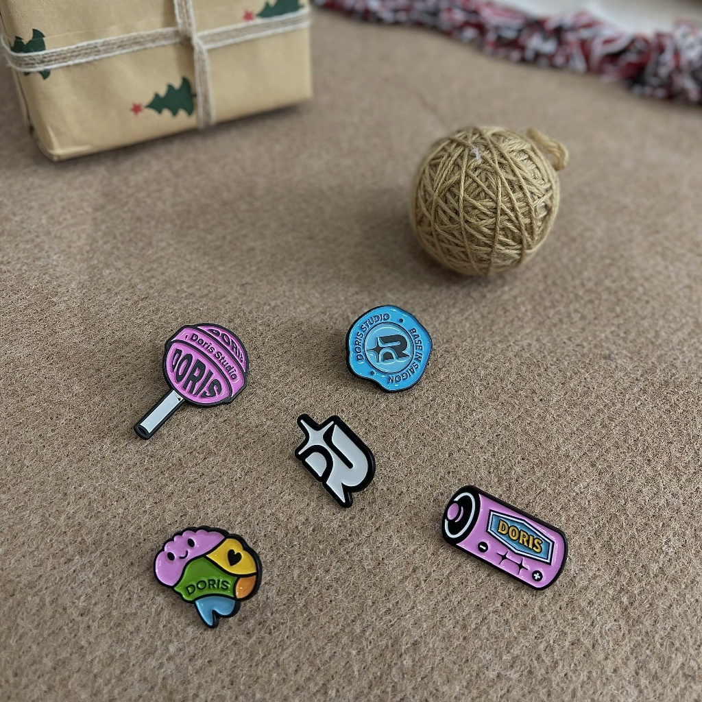 เข็มกลัดปกโลโก้ Doris / Doris