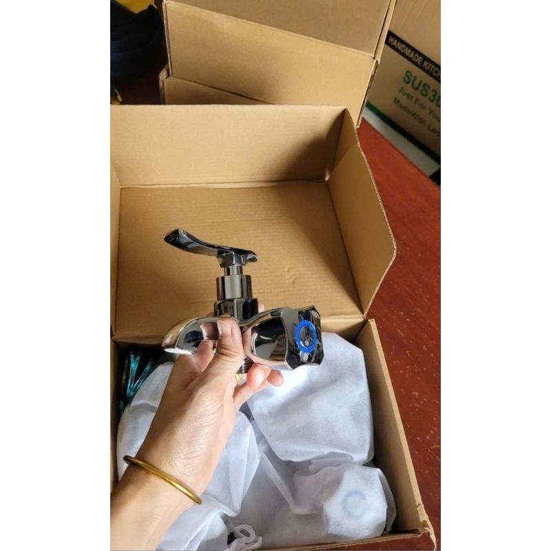 หัวฝักบัวอาบเย็นควีน ใน HCMC. เลือกด่วนรับสินค้าภายใน 2 ชั่วโมงใน HCMC