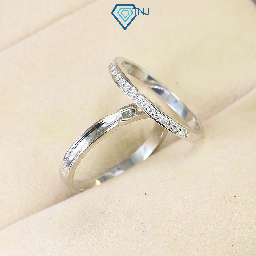 แหวนคู่เงินแท้พร้อมเพชร Moissanite แพลทินัมคุณภาพสูง สลักด้วยชื่อขอ IDM0015 - TNJ Jewelry