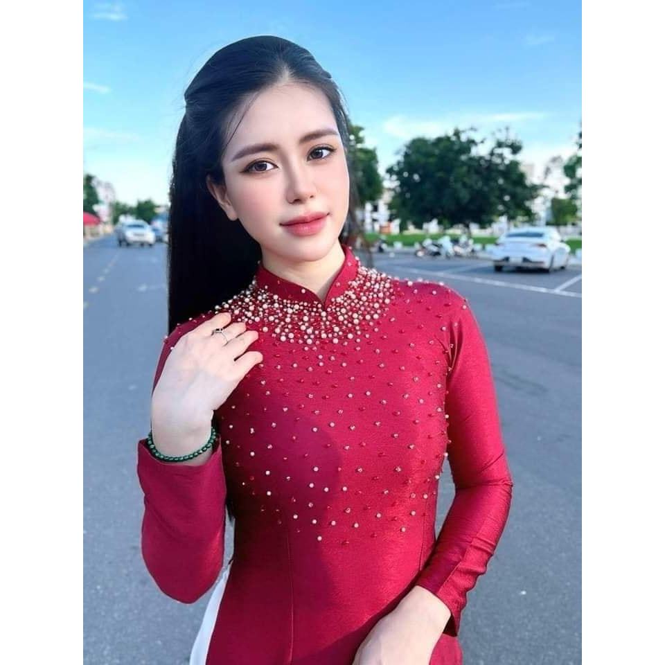Ao dai ผู้หญิงแบบดั้งเดิมทําจากผ้าไหมธัญพืชไม้คุณภาพสูง 2 แผง ประดับหินและคริสตัลหรูหราสุด ๆ คอปกสูง