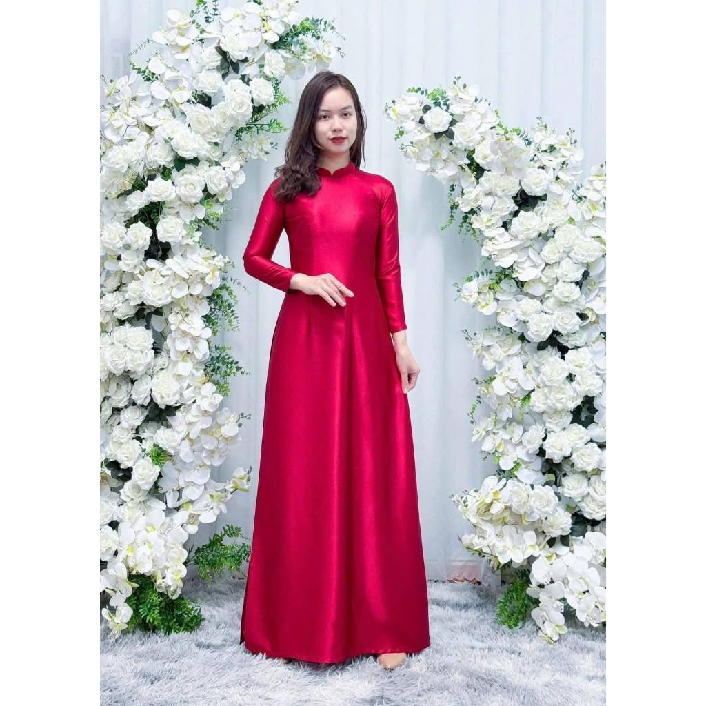 Ao dai ธรรมดาแบบดั้งเดิมทําจากผ้าไหมทับทิมคุณภาพสูง คอปกสูง 3 ซม. และแขนยาว