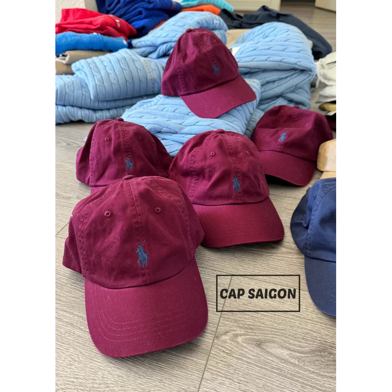 [WITH LOGO BACK] CAPSAIGON หมวกเบสบอลแบบนุ่มปักลาย PILO พลัมแดง เทรนด์ร้อนแรง โดดเด่น unisex