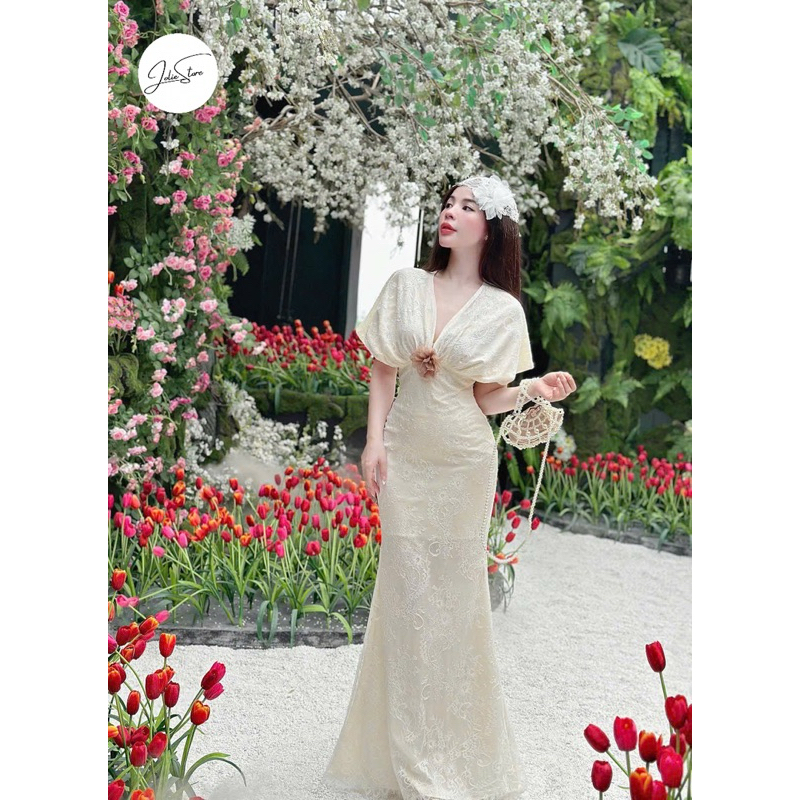 ชุดเดรสบอดี้คอนลูกไม้หางปลาแขนปีกค้างคาวคอวีพร้อมป้ายดอกไม้ -Jolie Store