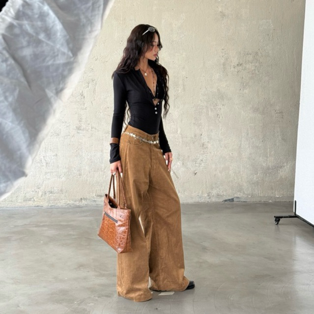 กางเกงขากว้างผ้ากํามะหยี่มีกระดุมหิน | GiGi Pants - SOUNTY