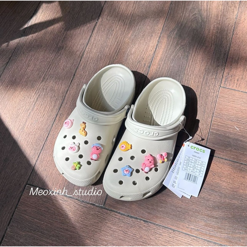 MEOXINHSTUDIO [ภาพถ่ายจริง] / รองเท้าแตะ Crocs Classic มาพร้อมเครื่องราง Loopy สุดน่ารัก