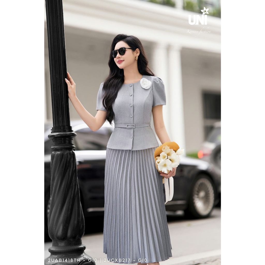 UNIVTH เสื้อกั๊กสตรีและกระโปรงจีบชุดรอบคอแขนสั้นดอกไม้เข็มกลัดคุณภาพสูงเข็มขัด 2UAB1418TH - 2UCXB217