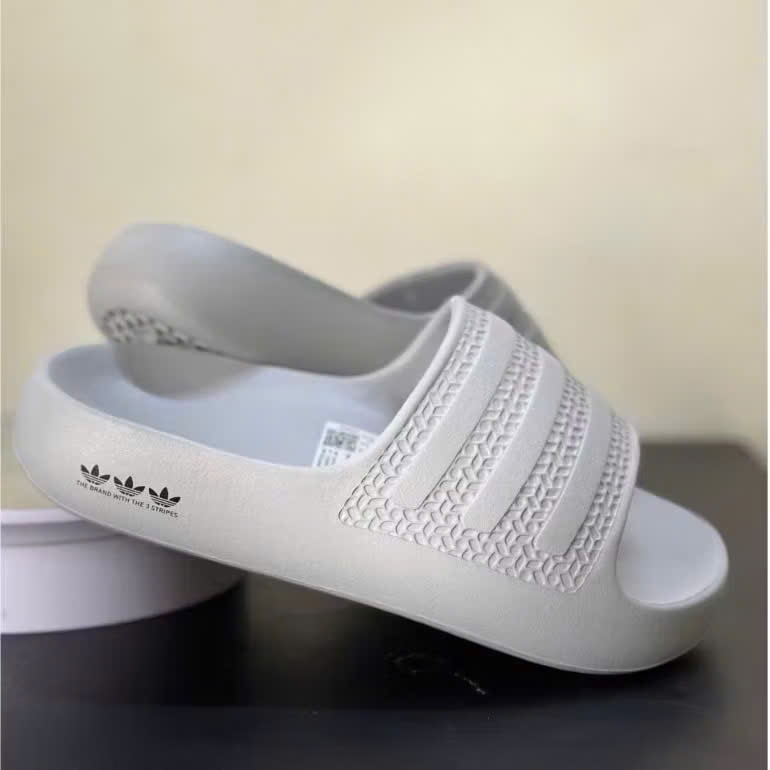 รองเท้าแตะ Ayoon สีเทาล่าสุดสําหรับผู้ชายและผู้หญิง Hot 2023 รองเท้าแตะ Ayoon พื้นยาง สไตล์สปอร์ต