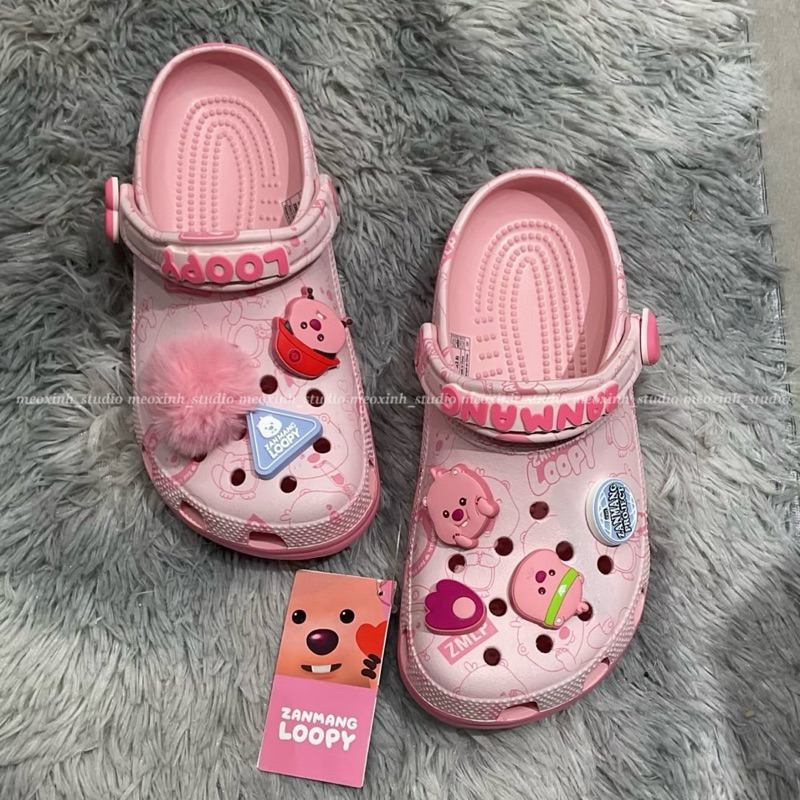 MEOXINHSTUDIO [ภาพถ่ายจริง] / Crocs x Zanmang Loopy Pink Sandals พร้อมเสน่ห์ที่แนบมา 7 อัน