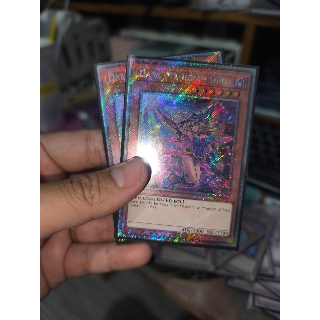 [YFS] การ์ด 1 ใบ PKM/Yugioh TCG Dark Magician Girl - RA04-EN107 - Platinum Secret Rare 1st Edition