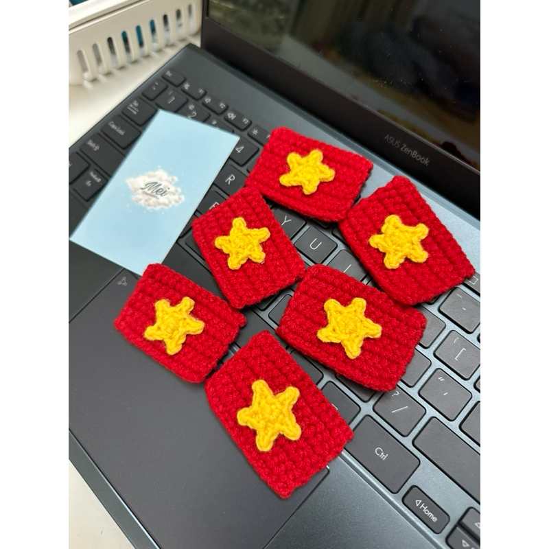 พวงกุญแจ PIN FOR VIETNAM NATIONAL FLAG ทําจากขนสัตว์โครเชต์แฮนด์เมด
