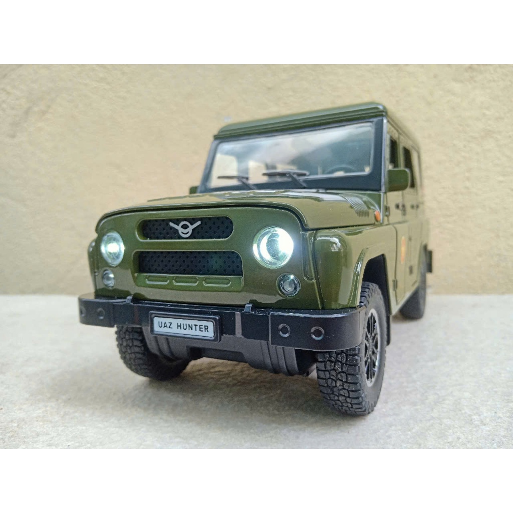 UAZ- 469 Hunter 1:18 โมเดลตกแต่งโลหะ (XQS18UAZ)