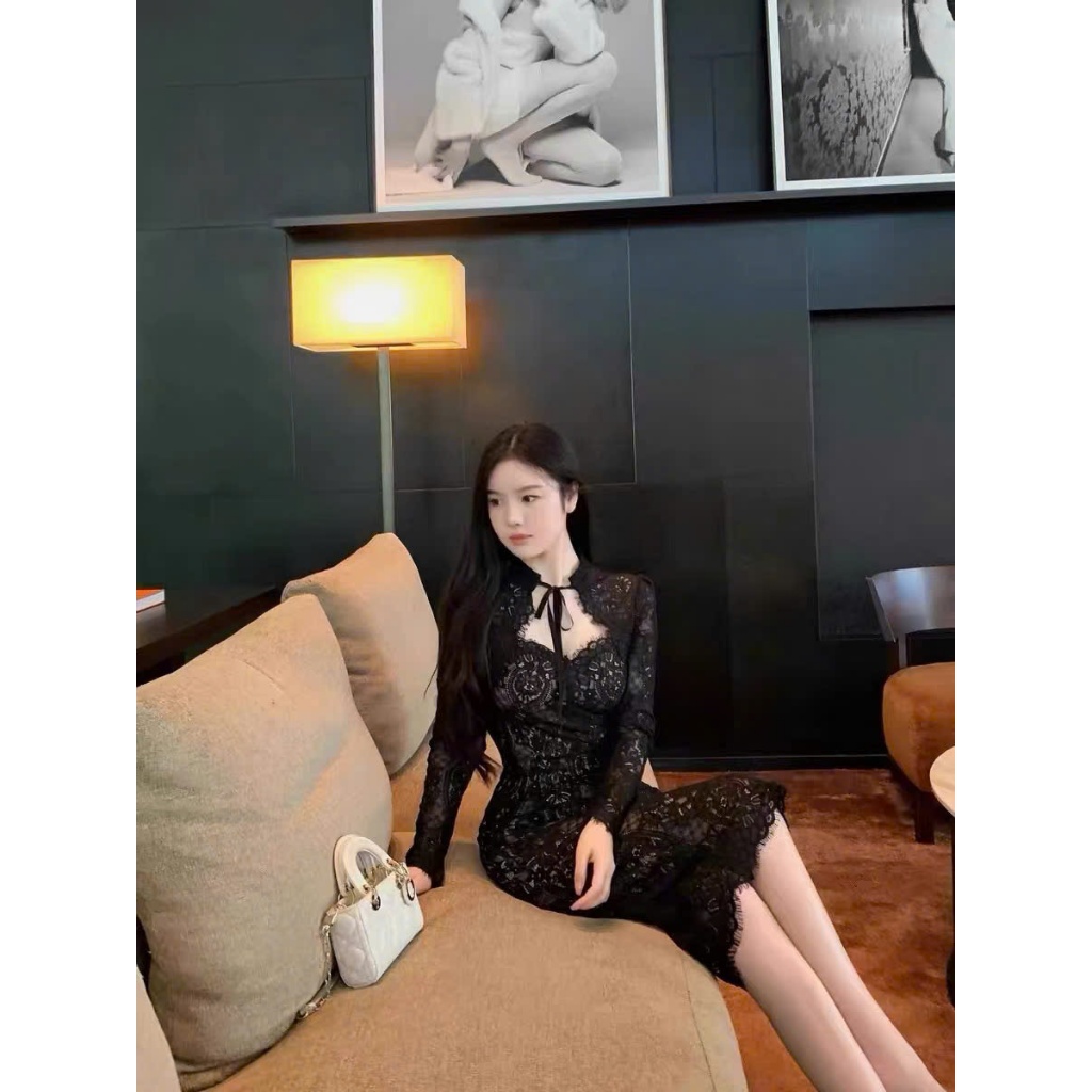 ชุดเดรสบอดี้คอนลูกไม้เย้ายวน แขนยาวคอปกโบว์ - เดรสลูกไม้ Enigma Noir