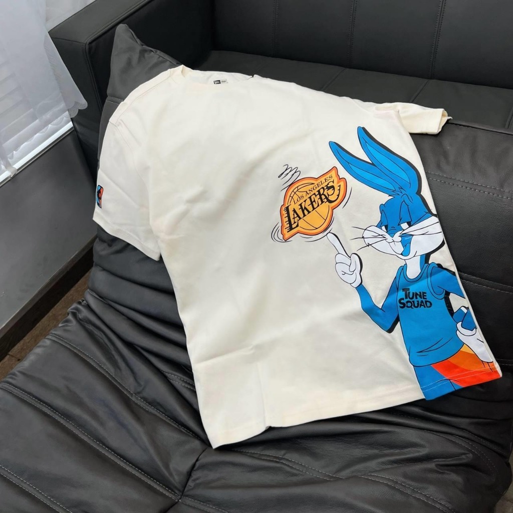 [GENUINE] เสื้อยืด New Era Los Angeles Lakers พิมพ์ลาย Tune Squad Rabbit สีครีม
