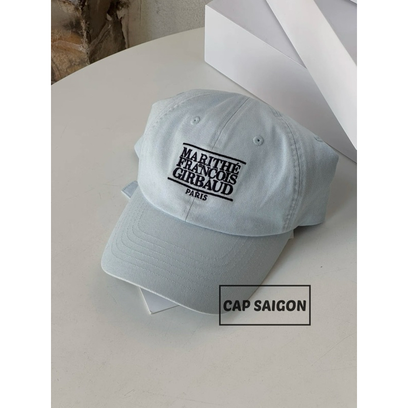 [มีจําหน่าย] CAP SAIGON หมวกเบสบอลแบบนุ่มปักลาย MARIITHE SMALL basic unisex วัสดุสีกากีสุดเท่สําหรับผู้ชายและผู้หญิง
