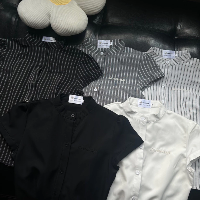 LANIE TOP - เสื้อเชิ้ต DEROSE เรียบง่ายพร้อมเย็บปักถักร้อยตัวอักษรและเชือกผูกเอวด้านหลัง