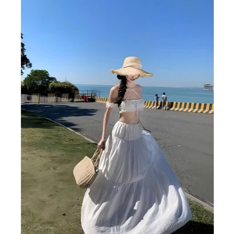 ชุดไปทะเลสวยๆ ชุดเซ็ตรวมเสื้อปาดไหล่สีขาวและกระโปรงบานสีขาวยาว