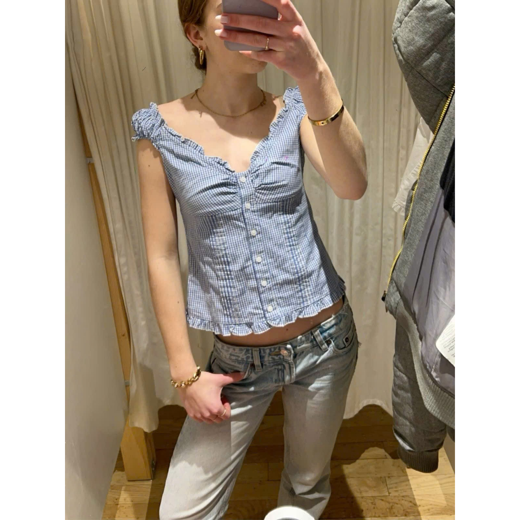 Brandy Melville Elena Top (เสื้อ Elena คอต่ําแขนสั้นสไตล์บรั่นดี)