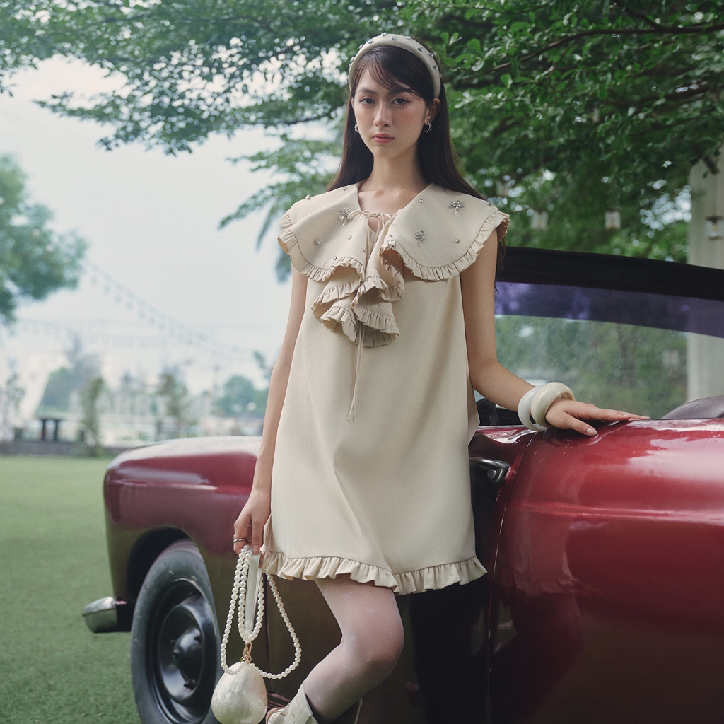 DARLING.ISM - Maevi ชุดเดรสคอปกระบายและพลอยเทียม ผ้ายางยืดสีกากีครีม