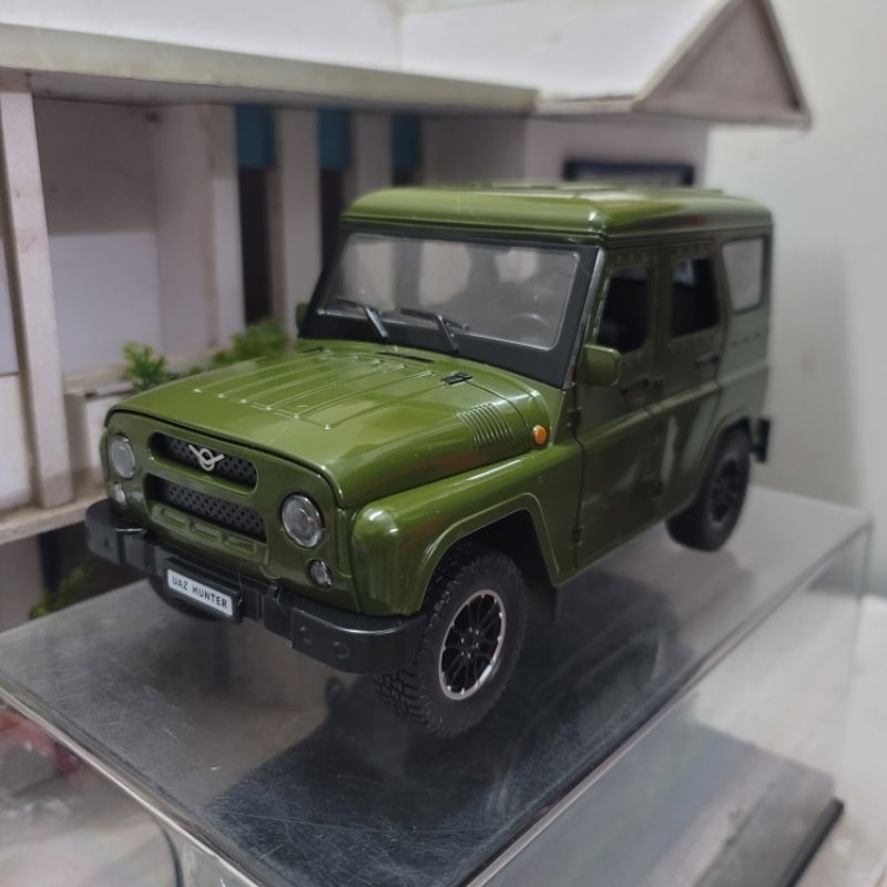 UAZ Hunter 1:18 โมเดลรถทหารโลหะขนาดพร้อมแตรเสียงเครื่องยนต์และบังลม