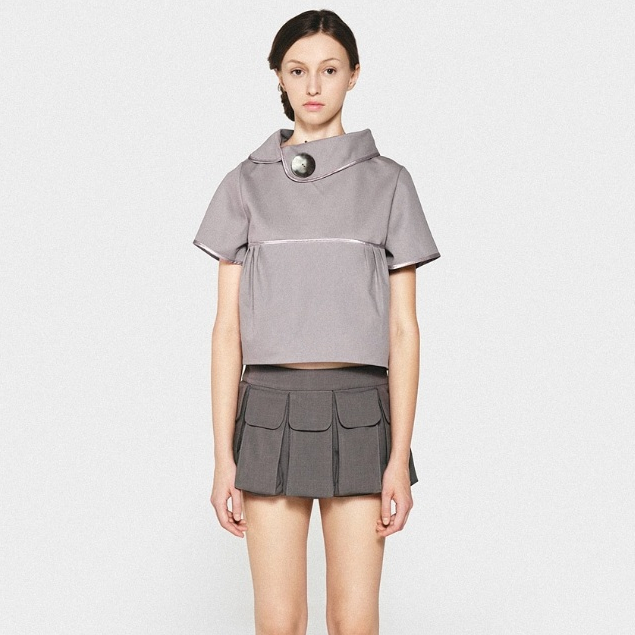 เสื้อคอปกยืน Aie jr LUNA TOP  sylized crop TOP พร้อมคอตั้งและแม่กระดุมมุก กระเป๋าหน้าจับจีบ ผ่าหลังท