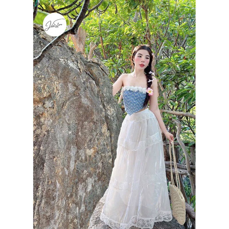 Set เสื้อครอปยีนส์ดีไซน์ลายเอววีผูกหลังด้วยผ้าฝ้าย appliqué + กระโปรงแม็กซี่ขาบานลูกไม้ -Jolie Store