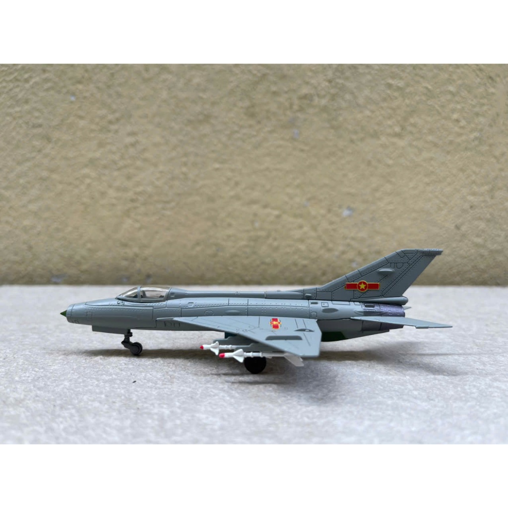 โมเดลเครื่องบินรบเวียดนาม Mig-21 - 1:100