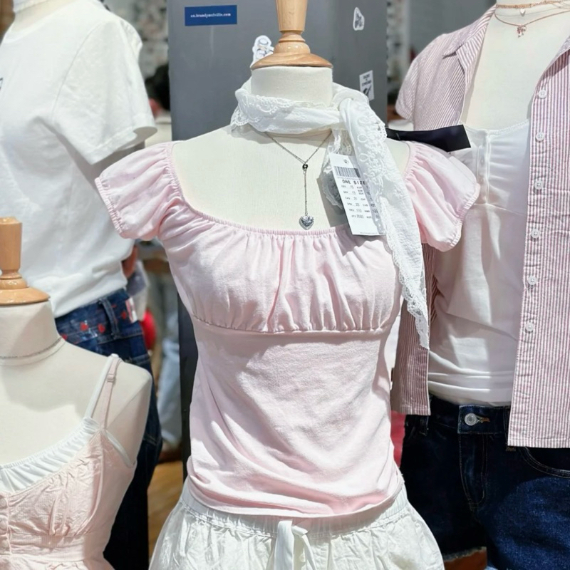 (มีสีม่วง) Casey top- BM เสื้อยืดผู้หญิง du.p.e รุ่นคอกลมและแขนพัฟสีชมพูพาสเทลสําหรับผู้หญิง