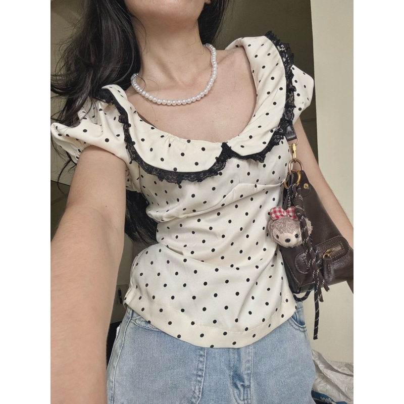 SMEIMEI | ปกบัวลายจุดแขนพองและเอว - Fanni Top - เสื้อลายจุด