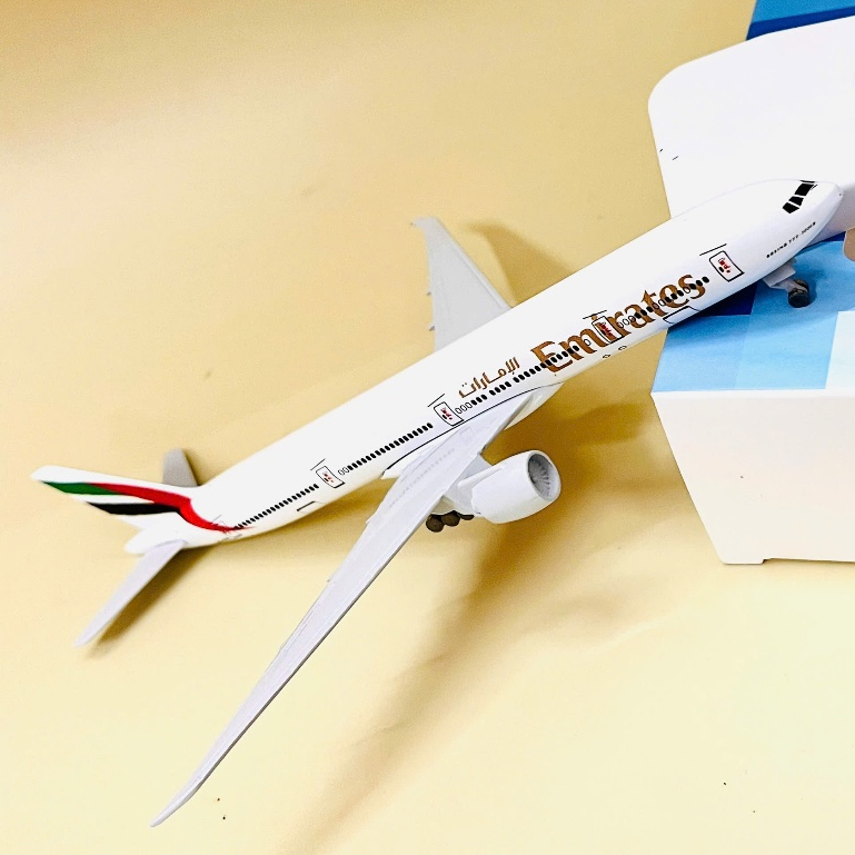 EMIRATES AIRLINES BOEING B777 โมเดลเครื่องบิน 20ซม. มีคลาส 1 ล้อ เครื่องชั่ง BEAUTIFUL STANDARD