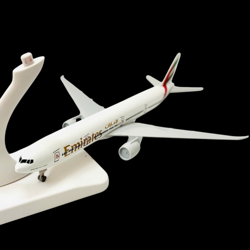 BOEING777 EMIRATES AIRLINES MODEL AIRLINES SCALE 1:400 (20CM) + จอแสดงผลฐาน