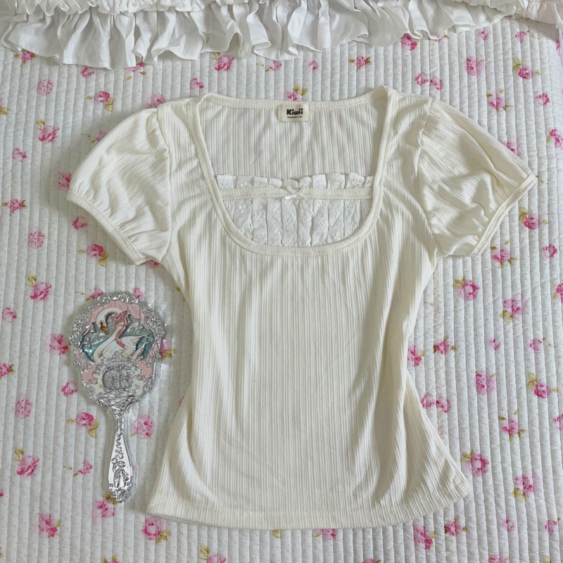 ท็อปครีม | เสื้อสตรีแขนพัฟสไตล์คอน่ารักในผ้าฝ้ายนุ่ม