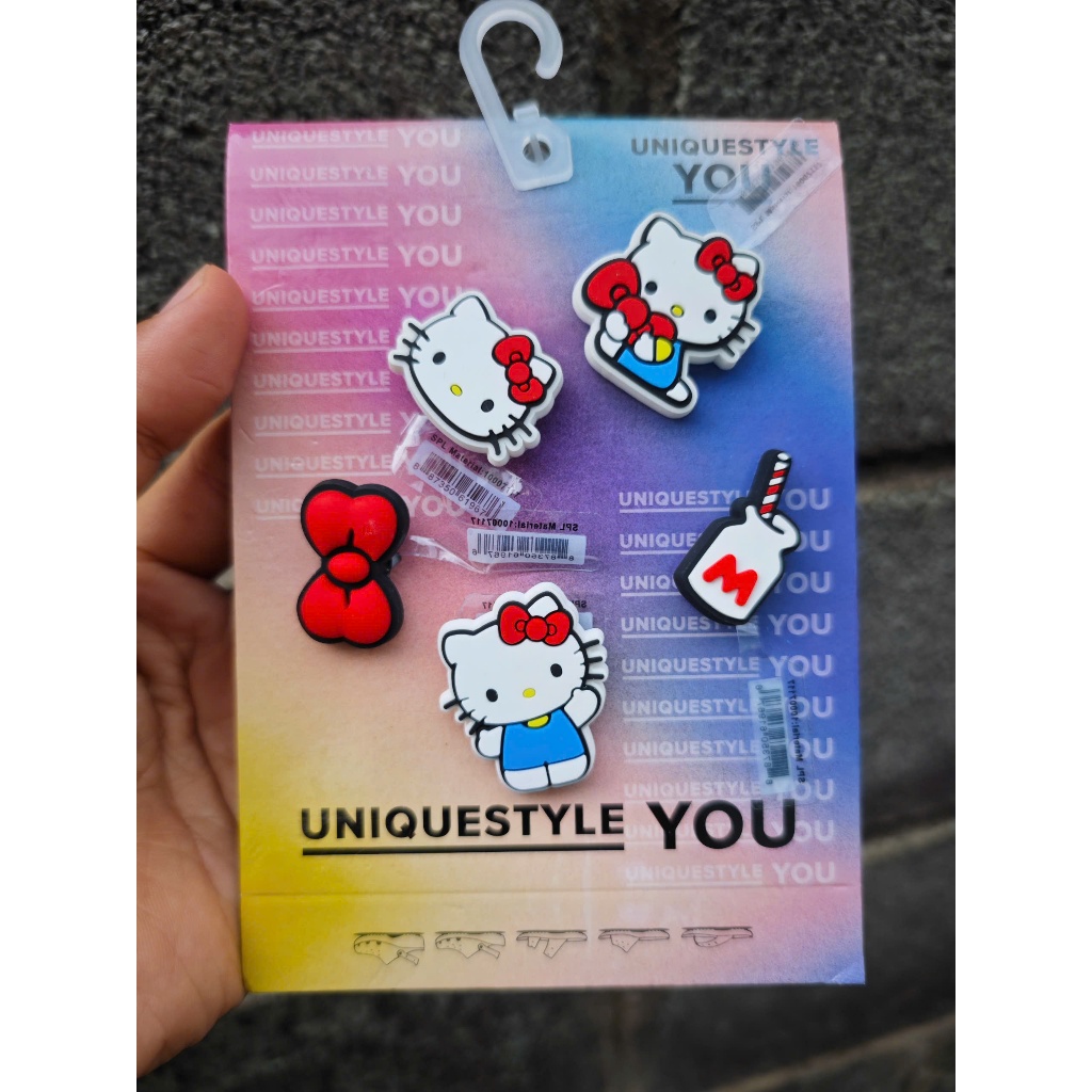 HELLO KITTY charm Set พร้อมรองเท้าแตะไขว้ เครื่องราง HELLO KITTY น่ารัก อุปกรณ์ตกแต่งรองเท้าแตะไขว้ 