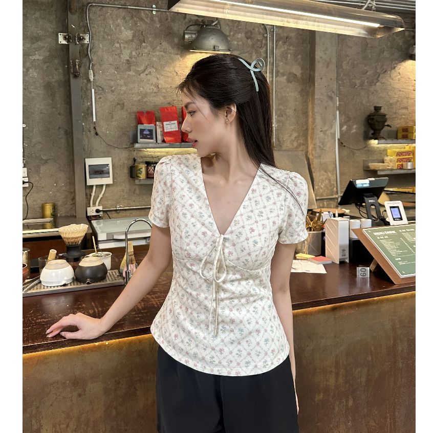 Emme.studio - เสื้อเชิ้ตลายดอกไม้คอวี Ivy Top discreet