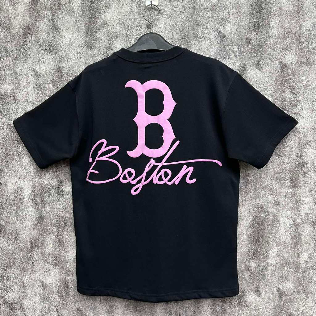 เสื้อ NewEra สีดําตัวอักษรสีชมพู C