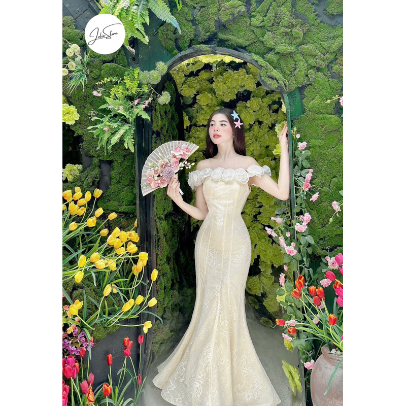 ชุดเดรสดีไซน์ตัวหางปลาลูกไม้สีครีมเปิดไหล่พร้อมดอกไม้ -Jolie Store