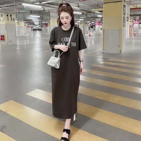 Oversize Midi แขนสั้นหลวมยืดหยุ่นชุด Slit รอบคอวัสดุนุ่มพิมพ์ "CABIN KNOCK AT THP "TTDSA0443