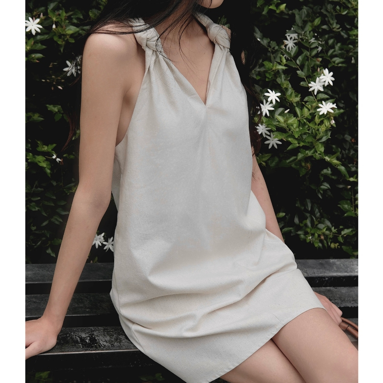 Layla ลินิน Dress เดรสสั้นทรงเอ สายบิดเรียบหรู | ทันเบ้ ท้องถิ่น