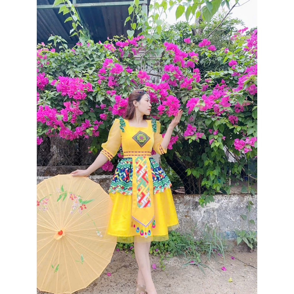 เครื่องแต่งกายโบรเคดผู้หญิง HMong - HMong Women 3 - ชุดการแสดง Xuan Hang