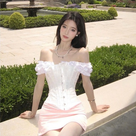 CORSET STORY- เสื้อคอร์เซ็ทเปิดไหล่ลายดอกไม้คลาสสิกวินเทจ ชุดผสมกระโปรงผ้าไหมสีชมพูเรียบหรู